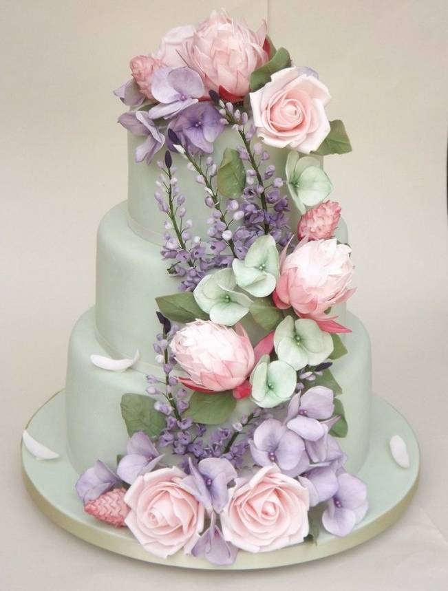13 Inspiring Sugar Flower Wedding Cakes 5