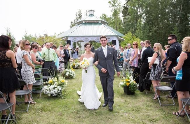 Yellow and Grey Prairie Wedding in Alberta, Canada 12