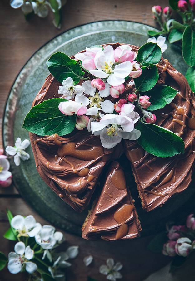 17 Deliciously Chocolatey Wedding Cakes 29
