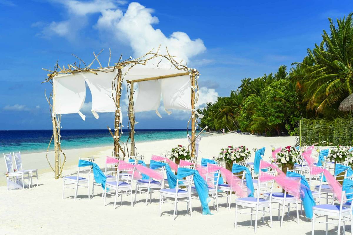10 Décor Ideas For Your Upcoming Beach Wedding - Sweet Violet Bride