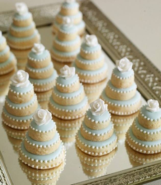 Treat Your Guests to Delightful Mini Cakes 5