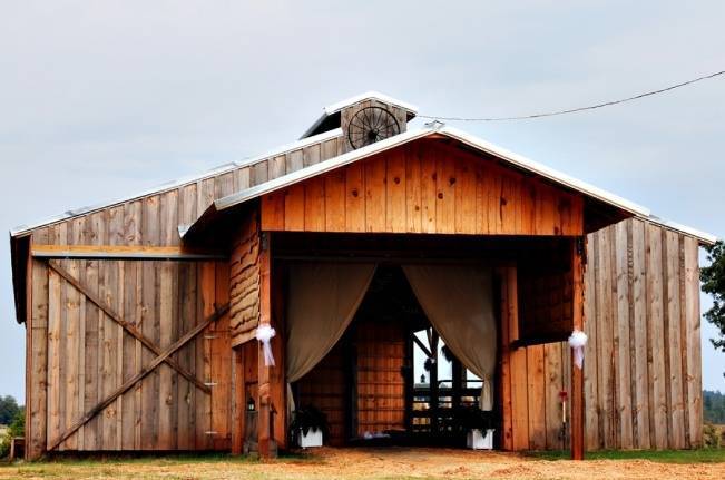 South Carolina Rustic Barn Wedding {Shoot Y’all Photography}