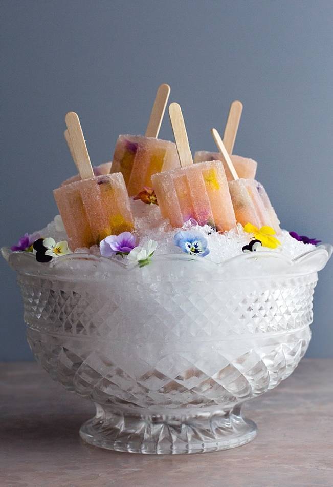 Popsicles with edible flowers 