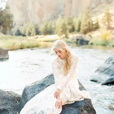 River Bridal Inspiration from Bend, Oregon {Connie Whitlock}