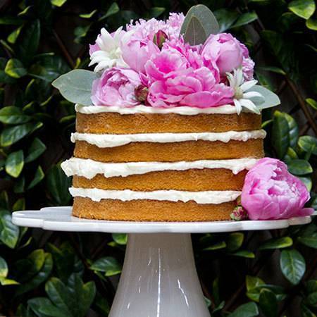 one-tier-naked-cake-with-pink-flowers