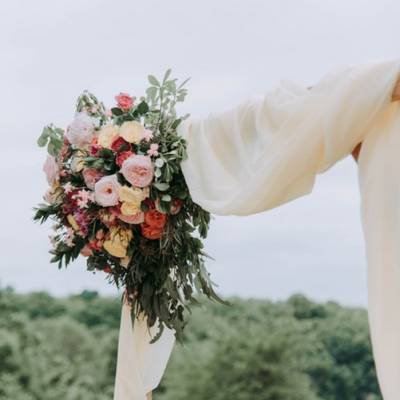 7 Incredibly fun ways to add color to your wedding flowers