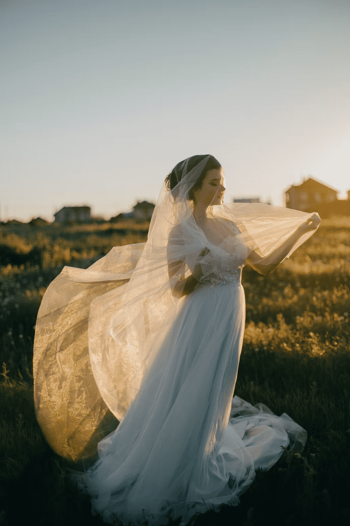 Veil or no veil? Four options for a modern bride 9