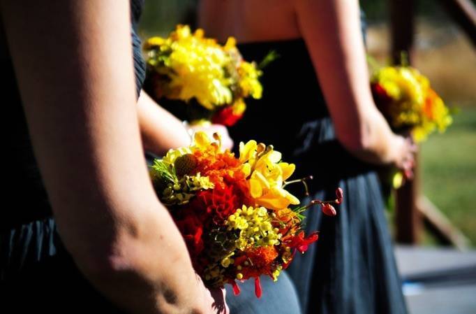 yellow bridesmaids bouquets